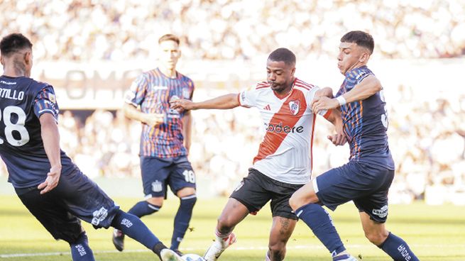 Descartado. El uruguayo Nicolás de la Cruz no podrá estar presente mañana cuando River reciba a Independiente por sufrir una tendinitis aquiliana en su pie izquierdo. Una baja sensible para los “millonarios”.