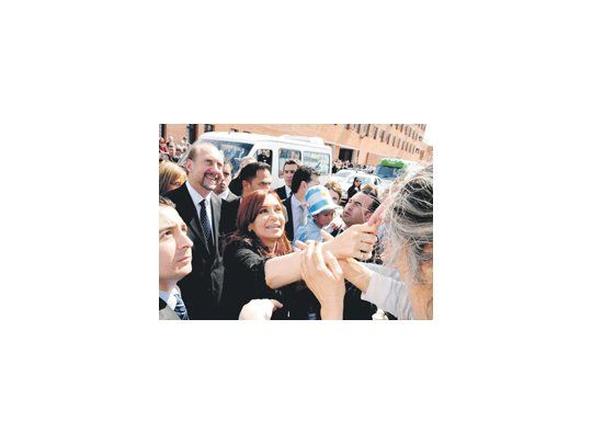 Cristina de Kirchner saludó en la explanada antes de ingresar al Centro Cultural, acompañada por el candidato a diputado nacional por el FpV, el intendente de Rafaela, Omar Perotti.