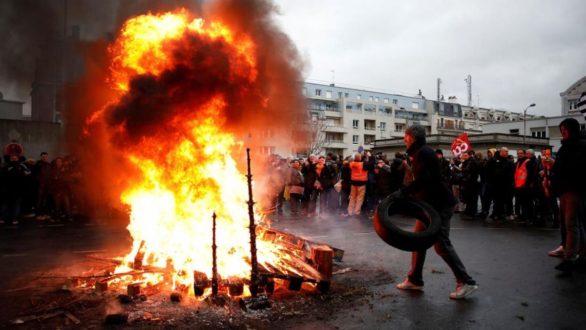 Historical day of protest paralyzes transport and schools