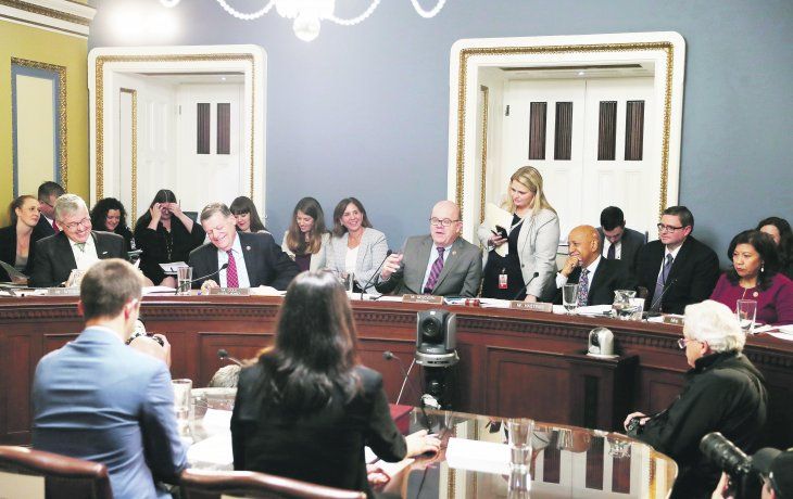 AVANCE. El comit&eacute; de la C&aacute;mara de Representantes tom&oacute; ayer declaraci&oacute;n a tres personas del entorno del presidente Donald Trump. Hoy votar&aacute;n el marco legal del proceso de impeachment.