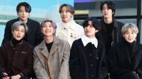“BTS, acrónimo de Bangtan Sonyeondan o ‘Beyond the Scene’, es una boyband surcoreana nominada al GRAMMY que conquistó a millones de fans en todo el mundo desde su debut en junio de 2013.