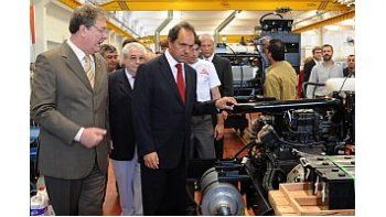 Daniel Scioli instó a los votantes a cuidar la industria nacional, que promociona el Gobierno nacional.