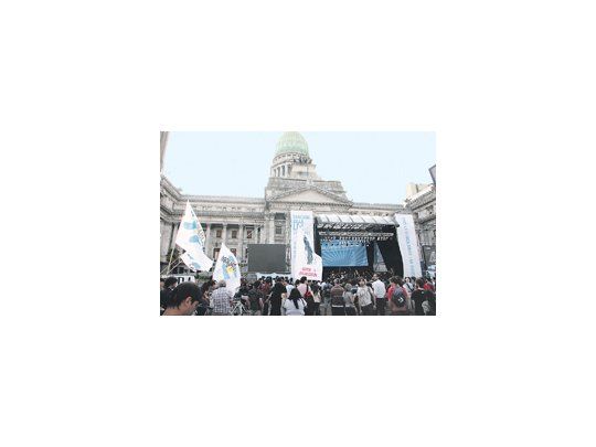 Mientras en el Congreso los dos recintos aprobaban decenas de leyes y cientos de resoluciones, en un escenario sobre la avenida Entre Ríos, Amado Boudou organizó el festejo de la sanción de la nueva ley de la música.