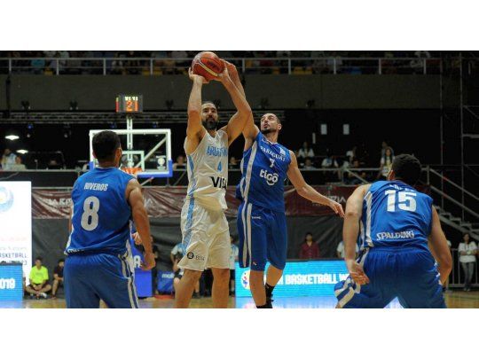 Luis Scola fue la figura del debut argentino en las eliminatorias.
