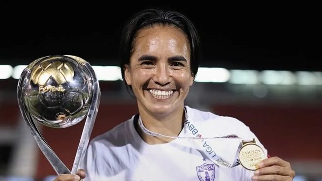 Mónica Ocampo, una leyenda del fútbol fenenil mexicano, se retira a los 38 años.