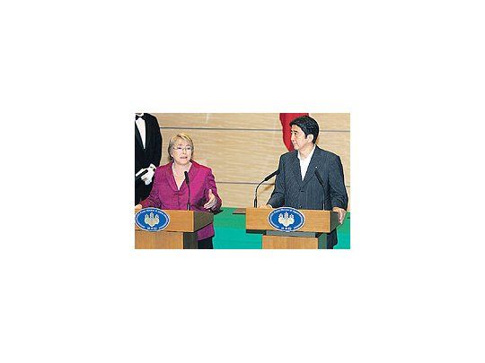 La presidentaMichelleBachelet yel primerministroShinzo Abe,ayer enTokio. Elfirmado conChile es elprimer TLCentre Japóny un paíslatinoamericano.