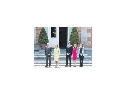 El rey Juan Carlos ha visto desplomarse su popularidad entre los españoles al calor de repetidos escándalos personales y financieros, como el que protagonizó su exyerno Iñaki Urdangarin. Su esposa, Sofía, y su heredero, Felipe, sostienen la imagen de la casa real.