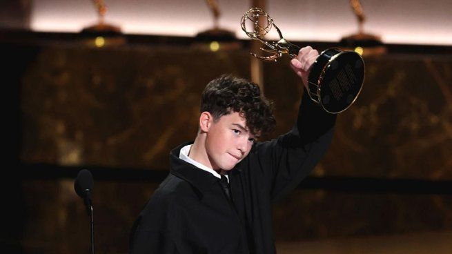  Cooper sosteniendo su merecido Emmy.