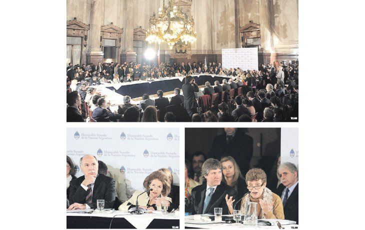 Ricardo Lorenzetti, Elena Highton de Nolasco, Amado Boudou y Aída Kemelmajer de Carlucci, ayer en el Salón Azul del Senado donde comenzó a sesionar la Bicameral de unificación de códigos.