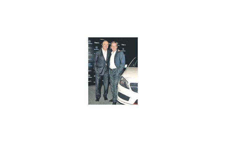 El exrugbier Hugo Porta (hoy en Fundación Laureus) junto a Roland Zey (Mercedes-Benz) en el Luna Park el miércoles por la noche.