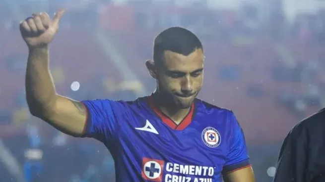 El delantero griego Giorgos Giakoumakis no tuvo un buen debut en Cruz Azul: salió lesionado en el minuto 67 con una molestia en su tobillo.