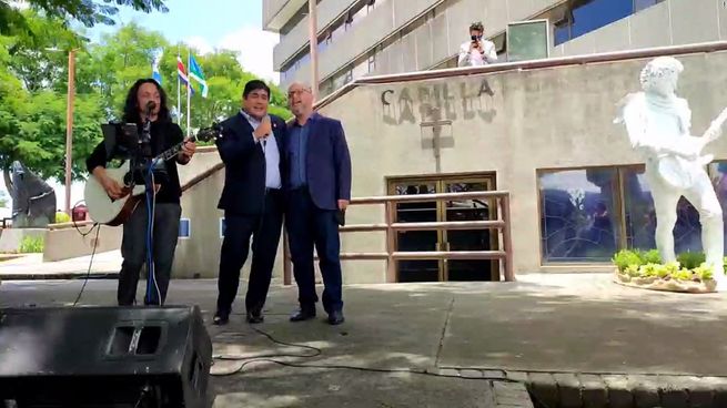 El ahora expresidente de Costa Rica entona clásicos de Soda Stereo.