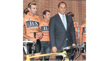 ámbito.com | El capitán , Walter Pérez, junto con el gobernador bonaerense, Daniel Scioli, y los Cascos Naranjas durante el lanzamiento del equipo, que se realizó en el edificio corporativo del Grupo Provincia.
