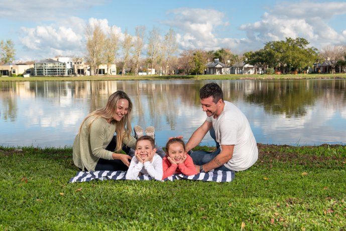 Familia disfruta de un momento de descanso al aire libre dentro del predio de Termas Villa Elisa, un complejo que combina aguas termales, áreas verdes y propuestas recreativas pensadas para todas las edades Familia disfruta de un momento de descanso al aire libre dentro del predio de Termas Villa Elisa, un complejo que combina aguas termales, áreas verdes y propuestas recreativas pensadas para todas las edades