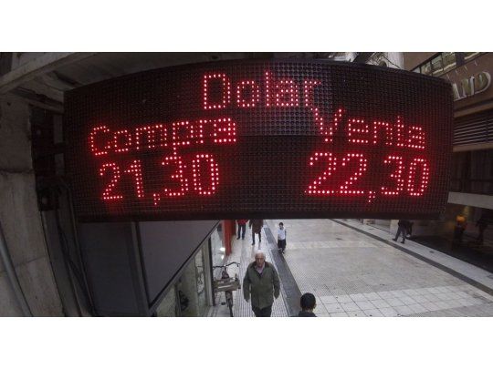 Mazazo del BCRA puso freno momentáneo a la corrida del dólar: bajó 72 centavos a $ 22,28 (en la semana, se disparó 6,6%)