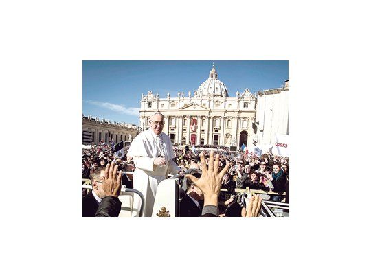 El nuevo Papa Francisco, argentino, inaugur´ayer su pontificado imponiendo su estilo. Recorrió en un vehículo descubierto la Plaza de  San Pedro y se detuvo a saludar a fieles que asistieron a su asunción.