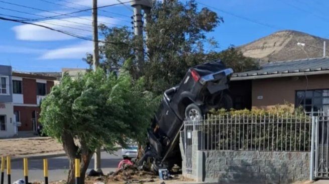 Tras el siniestro, vecinos alertaron a los servicios de emergencia y arribaron al lugar Bomberos Voluntarios, agentes de la Policía del Chubut y personal de Salud.
