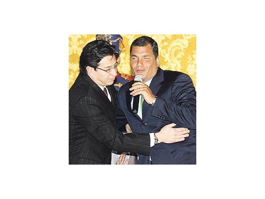 Tras dar a conocer la moratoria selectiva de la deuda externa deEcuador, el presidente Rafael Correa tomó juramento ayer a sunuevo ministro de Relaciones Exteriores, Fander Falconí.