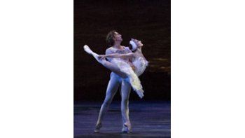 ámbito.com | Julio Bocca y Alina Cojocaru (del Royal Ballet de Londres)en un pas de deux de «El lago de los cisnes», programadopor el Teatro Colón para sumarse a la despedida delgran bailarín.