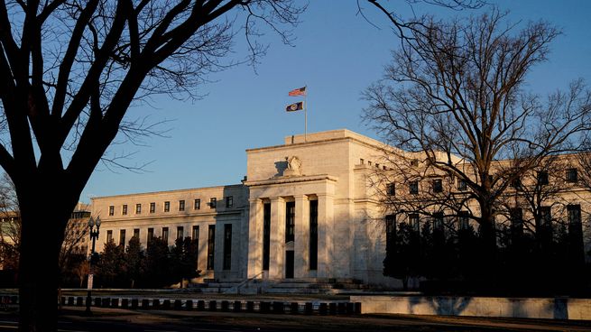 La Fed mantuvo las tasas de interés pero prevé una política más dura hasta 2024