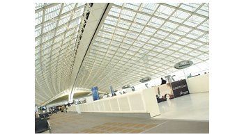 ámbito.com | El aeropuerto Charles de Gaulle de Paris, uno de las 60 terminales aéreas proyectadas por Paul Andreu, invitado de lujo de la XIII Bienal Internacional de Arquitectura de Buenos Aires, en octubre.