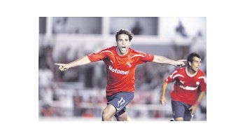 Facundo Parra hace volar su alegría luego de convertir el primer gol con el que Independiente le terminó ganando a Peñarol 3 a 0.