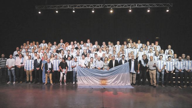 cumbre. En la previa del encuentro, algunos dirigentes y militantes, junto a Horacio R. Larreta posaron con las camisetas de la Selección, ayer en Costa Salguero.