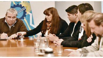 Fin. Funcionarios provinciales y dirigentes sindicales firmaron ayer el acta que permite destrabar el conflicto docente.