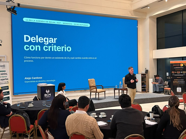 El director del Laboratorio de Inteligencia Artificial del Polo TIC Mendoza destacó la importancia de organizar y actualizar las fuentes de información que utilizan los sistemas de IA para reducir errores. “Si la información es confusa, le pongo dos manuales de procedimiento, uno del 2016 y otro del 2017, y por ahí me va a traer cualquier cosa”, advirtió. El director del Laboratorio de Inteligencia Artificial del Polo TIC Mendoza destacó la importancia de organizar y actualizar las fuentes de información que utilizan los sistemas de IA para reducir errores. “Si la información es confusa, le pongo dos manuales de procedimiento, uno del 2016 y otro del 2017, y por ahí me va a traer cualquier cosa”, advirtió.