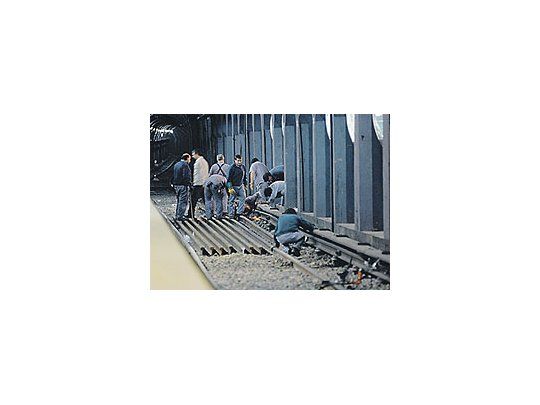 Operarios de Metrovías y de la constructora Dycasa reparan el daño provocado en laestación Pueyrredón de la línea del subte «B»: una mala inyección de cemento provocóel desplazamiento de las vías y el tren no corrió hasta las 10.00.