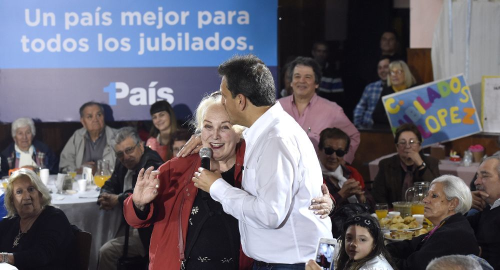 El candidato a senador nacional por 1País junto a jubilados de San Martín.