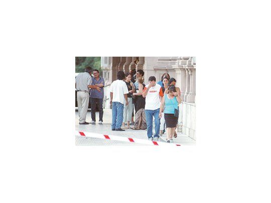 Familiares de víctimas de la tragedia de la disco República Cromagnon ayer al ingresar a la Casa de Gobierno en donde se entrevistaron con Néstor Kirchner. Hubo expresiones de dolor y bronca, y un amago de discusión. Se impidió registrar fotografías del encuentro.
