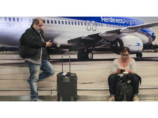 La empresa informó que se suspenderán los vuelos que parten desde Buenos Aires los lunes y jueves. Sólo habrá tres frecuencias semanales. A través de un comunicado, la compañía aérea culpó a gremios por la  negativa de las tripulaciones a aceptar reprogramaciones.