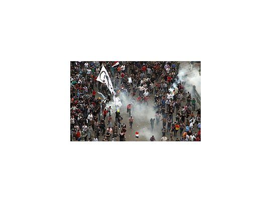 Opositores incendiaron tres sedes del partido del presidente Mursi.