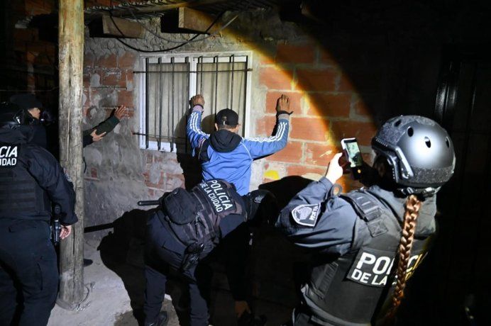La Polic&iacute;a de la Ciudad despleg&oacute; un operativo simult&aacute;neo en 15 barrios populares con m&aacute;s de 1.500 efectivos, controles urbanos y clausuras de comercios.