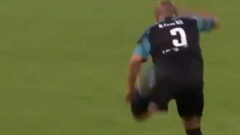 El pase imposible de Roberto Carlos que es furor en las redes
