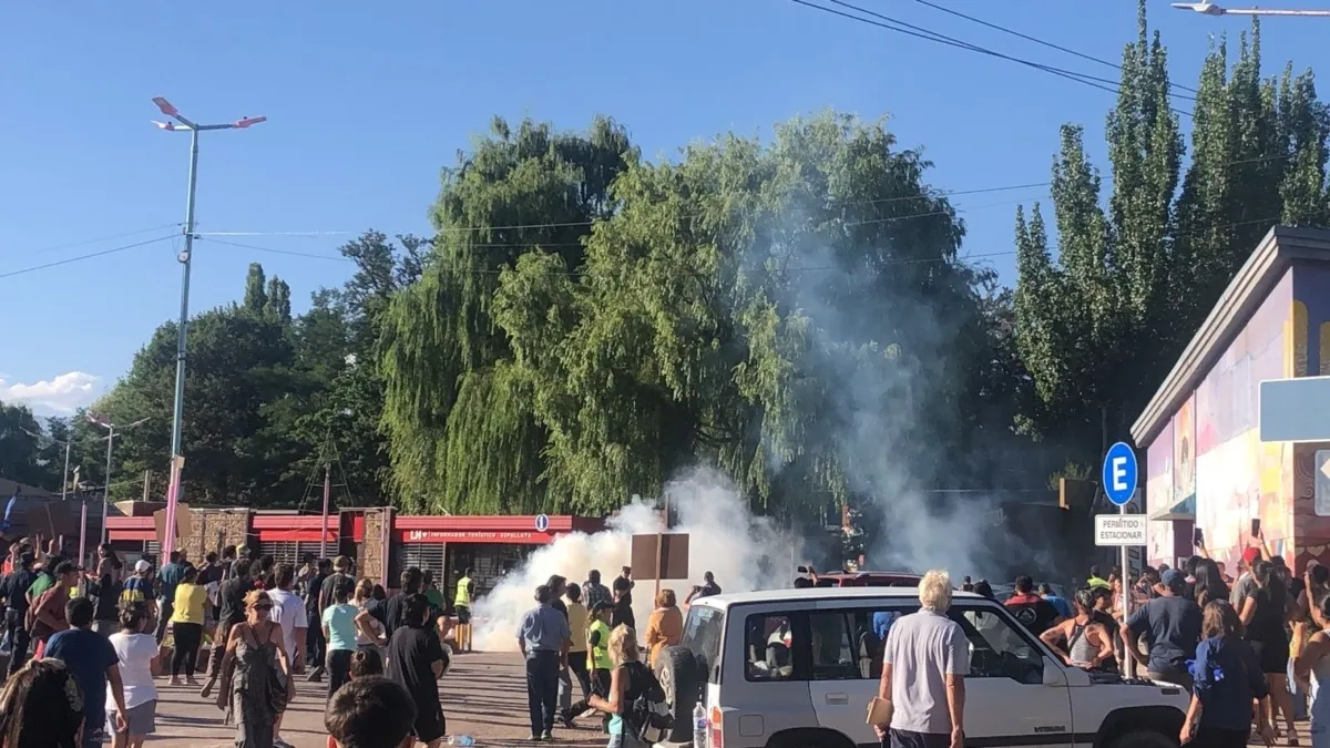 Mendoza: anti-miners broke into the inauguration of the suppliers’ chamber and set fire