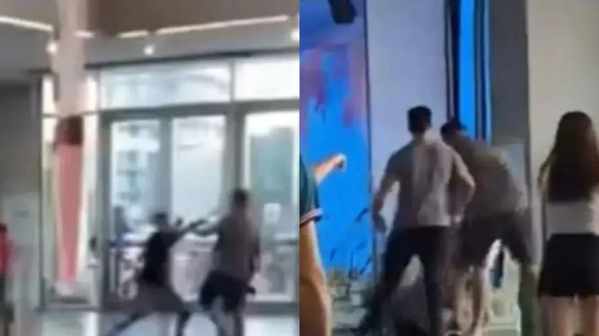 Dos hombres a las piñas en el museo de Mar del Plata.