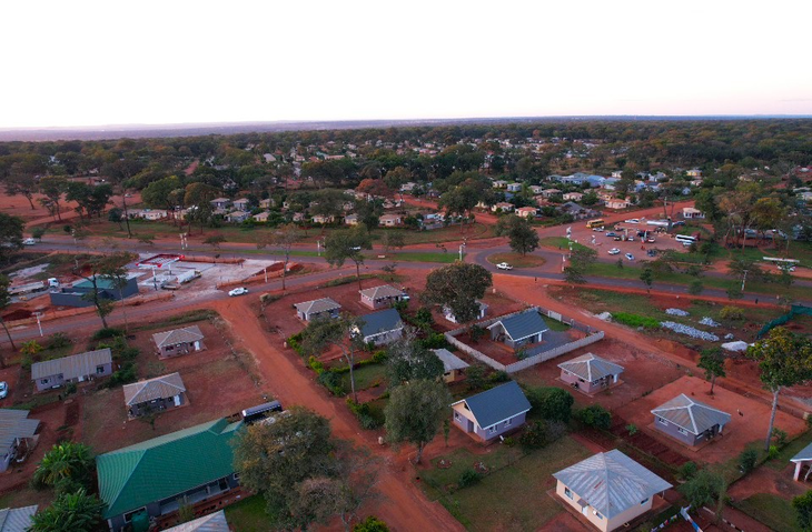 Con una inversión de u$s200 millones, FQM construyó la infraestructura completa de Kalumbila, ubicada en la provincia noroeste de Zambia, que incluye viviendas de calidad, una pista de aterrizaje ampliada, escuelas, atención médica e instalaciones recreativas, una radio comunitaria, creando un alto nivel de vida que atrae a familias, profesionales e inversores por igual. La última señal de su evolución es la inauguración de la estación de servirio Meru, la segunda de la ciudad, mientras que la tercera está a punto de completarse. Con una inversión de u$s200 millones, FQM construyó la infraestructura completa de Kalumbila, ubicada en la provincia noroeste de Zambia, que incluye viviendas de calidad, una pista de aterrizaje ampliada, escuelas, atención médica e instalaciones recreativas, una radio comunitaria, creando un alto nivel de vida que atrae a familias, profesionales e inversores por igual. La última señal de su evolución es la inauguración de la estación de servirio Meru, la segunda de la ciudad, mientras que la tercera está a punto de completarse.