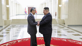 Kim Jong-un recibió al ministro de Relaciones Exteriores de China en Pyongyang. Kim Jong-un recibió al ministro de Relaciones Exteriores de China en Pyongyang.
