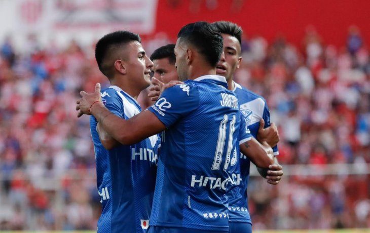 Vélez le regaló una goleada a Heinze en su despedida y terminó la Superliga en el podio.
