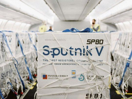 Vacunas. 800 mil dosis de Sputnik llegaron ayer a Ezeiza.