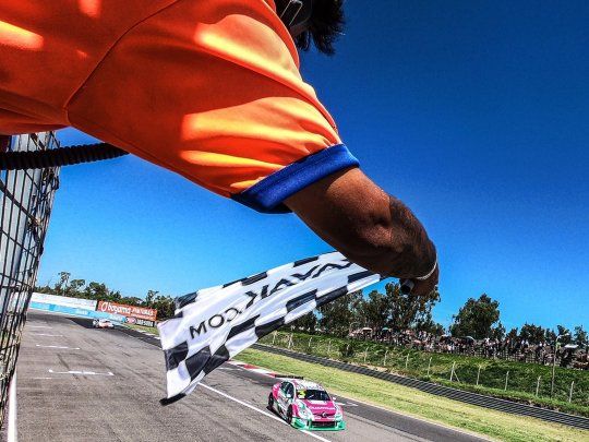 Leonel Pernía fue el primero en cruzar la línea de meta en la temporada del TC2000.