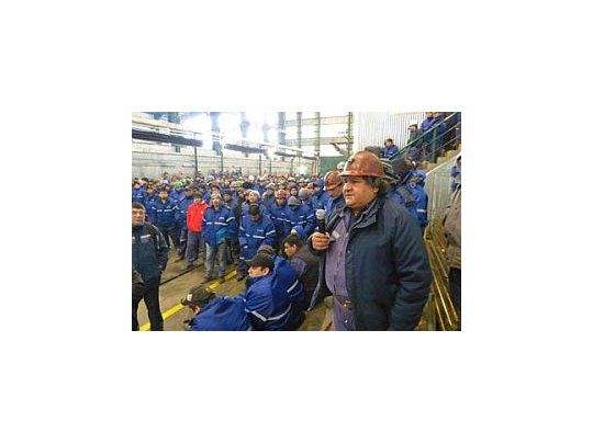 Los trabajadores de ATE reclaman el pago de un plus, el medio aguinaldo y el desplazamiento de un funcionario del yacimiento.