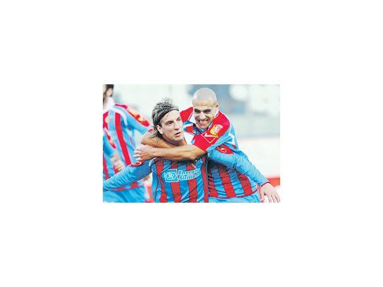 El llanto de Maxi López abrazado por Sergio Almirón al marcar el gol. Se despidió del Catania con una ovación del público.