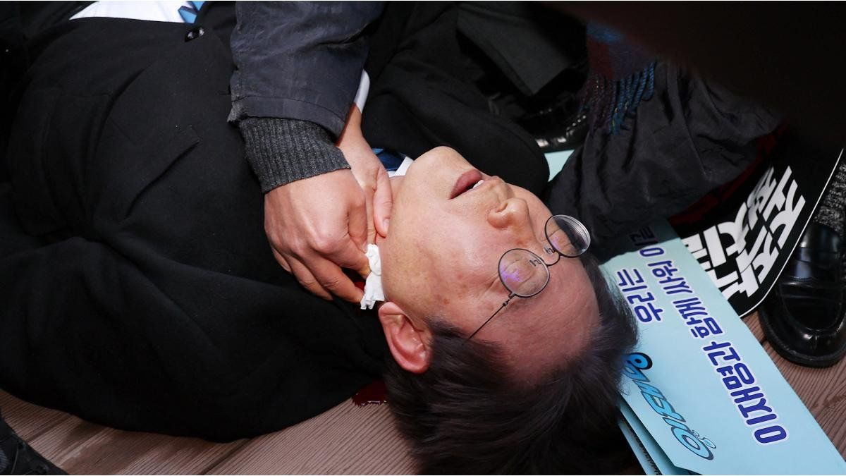 The moment the opposition leader in South Korea is stabbed in the neck