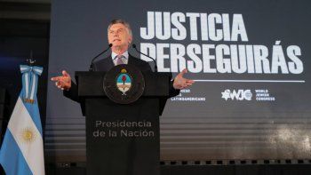 El presidente Mauricio Macri al hablar en el acto de presentación del libro Justicia Perseguirás, que se realizó en el Museo de la Casa Rosada en el marco de un homenaje a las víctimas del ataque terrorista.