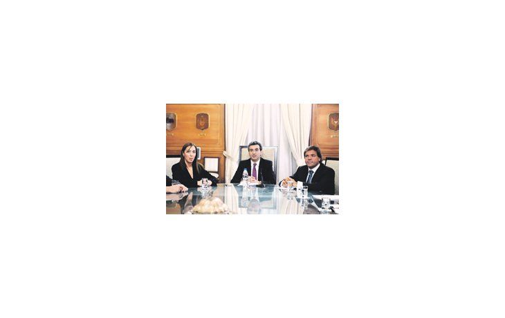 María Eugenia Vidal, Florencio Randazzo y Alberto Pérez, ayer en la Casa de Gobierno, para avanzar en la creación de un ente tripartito para el área metropolitana.