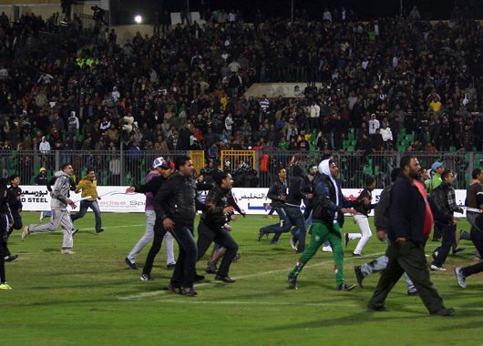 Los protagonistas escapan del campo de juego.
