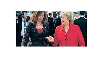 ámbito.com | Ahora, la presidente de Chile intenta ser más femenina, usando los mismos colores llamativosy prendas entalladas de Cristina.
